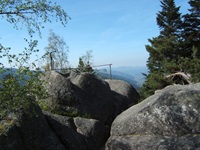 Der von schroffen Felsen geprägte Gipfel des Rappefelsens bei Schramberg.