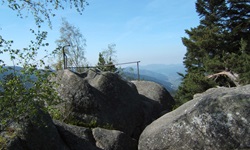 Der von schroffen Felsen geprägte Gipfel des Rappefelsens bei Schramberg.
