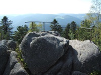 Beeindruckende Felsformationen auf dem Gipfel des über Schramberg thronenden Rappenfelsens.