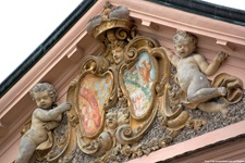 Detailansicht eines an Schloss Favorit in Rastatt angebrachten Wappens.