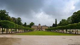 Bäume flankieren die Rasenfläche vor Schloss Favorite in Rastatt.