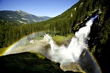 Ein wunderschöner Regenbogen über den Wasserfällen von Krimml.