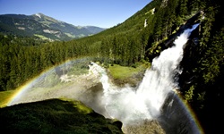 Ein wunderschöner Regenbogen über den Wasserfällen von Krimml.