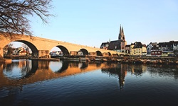 Blick zur Steinernen Brücke und zu den Türmen des Dom St. Peter in Regensburg