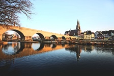 Blick auf die Bogenbrücke und im Hintergrund auf den Dom in Regensburg