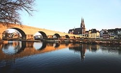 Blick auf die Bogenbrücke und im Hintergrund auf den Dom in Regensburg