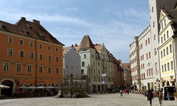 Blick in die Fußgängerzone mit Brunnen von Regensburg