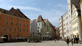 Blick in die Fußgängerzone mit Brunnen von Regensburg