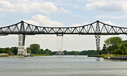Die Hochbrücke in Rendsburg mit der noch funktionierenden Schwebefähre