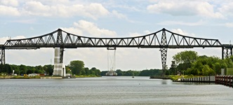 Die Hochbrücke in Rendsburg mit der noch funktionierenden Schwebefähre