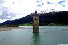 Der Kirchturm von Alt-Graun ragt als Mahnmal aus dem Reschensee hervor.