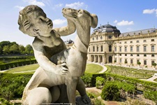 Die Steinstatue Kind mit Hund im Garten der Residenz von Würzburg.