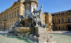 Der imposante Frankoniabrunnen vor der Residenz von Würzburg.