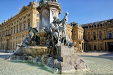 Der prächtige Frankonia-Brunnen vor der Würzburger Residenz.