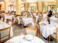 Blick auf das freundlich und eingedeckte Restaurant im Hotel Gabriella