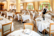 Blick auf das freundlich und eingedeckte Restaurant im Hotel Gabriella