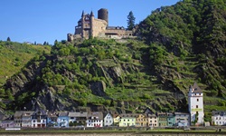 Promenade von St. Goar mit seiner Burg Rheinfels im Hintergrund