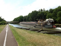 Ein Schiff auf dem Rhein-Marna-Kanal