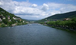 Blick auf den Rhein mit zwei Schiffen - links und rechts sind Ortschaften zu sehen