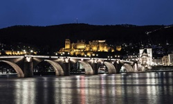 Blick auf das Heidelberger Schloss und die Alte Brücke über den Rhein bei Nacht