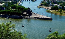 Blick auf das Deutsche Eck und die Rheinseilbahn in Koblenz