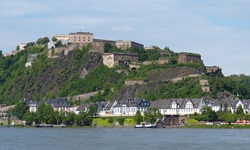 Blick auf die Rheinpromenade mit einer Burg