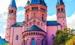 Blick auf eine rote Kathedrale am Rhein-Radweg