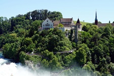 Blick auf das Schloss Laufen mit Aussichtsplattform beim Rheinfall