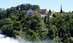 Blick auf das Schloss Laufen mit Aussichtsplattform beim Rheinfall