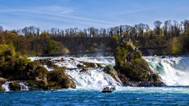 Ein Ausflusgboot mit Touristen besucht den Rheinfall bei Schaffhausen