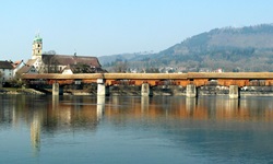 Überdachte Holzbrücke über den Rhein in Bad Säckingen