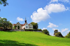 Blick auf eine Kapelle mit Dorf auf dem Rhein-Radweg