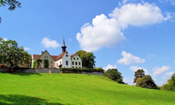 Blick auf eine Kapelle mit Dorf auf dem Rhein-Radweg