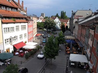 Blick auf eine kleine Straße mit Cafés entlang des Rhein-Radwegs