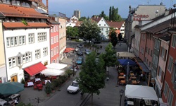Blick auf eine kleine Straße mit Cafés entlang des Rhein-Radwegs