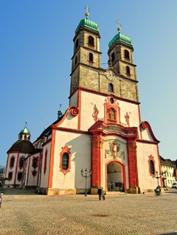 Blick auf das imposante Fridolinsmünster mit seinen zwei Türmen in Bad Säckingen