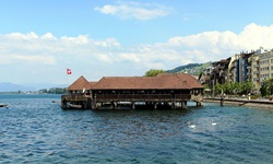 Ein Pfahlbautenhaus mit schweizer Fahne