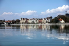 Blick auf die Uferpromenade am Rhein