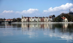 Blick auf die Uferpromenade am Rhein