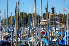 Blick auf angelegte Segelboote im Hafen