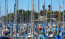 Blick auf angelegte Segelboote im Hafen