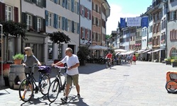 Zwei Radler schieben ihre Drahtesel durch die als Fußgängerzone ausgewiesene Altstadt von Rheinfelden.