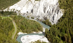 Blick auf die beeindruckende Rheinschlucht in der Schweiz am Rhein-Radweg