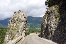 Blick auf eine Straße an der Rheinschlucht mit einem Felsen auf der Rheinschluchtseite