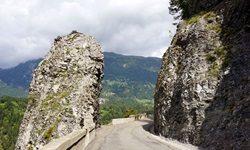 Blick auf eine Straße an der Rheinschlucht mit einem Felsen auf der Rheinschluchtseite