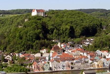 Blick auf Riedenburg mit dem Schloss Prunn