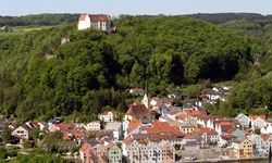 Blick auf Riedenburg mit dem Schloss Prunn