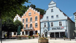 Blick auf die Fußgängerzone von Riedenburg