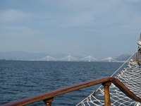 Blick vom Bug der Panagiota auf die Rio-Antirrio-Brücke, die den Eingang zum Golf von Korinth bildet
