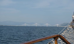 Blick vom Bug der Panagiota auf die Rio-Antirrio-Brücke, die den Eingang zum Golf von Korinth bildet